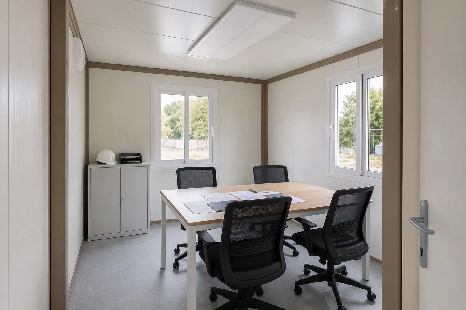 Salle de réunion aménagée dans un conteneur Karmod