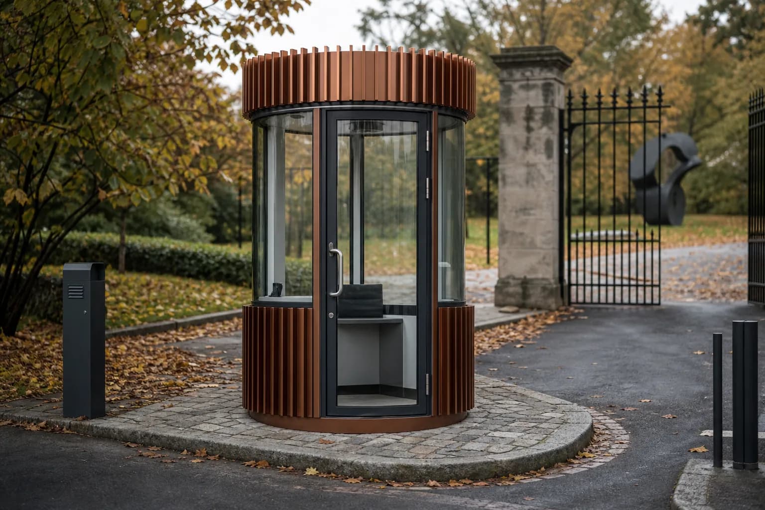 Poste de garde compact dans un parc de sculptures