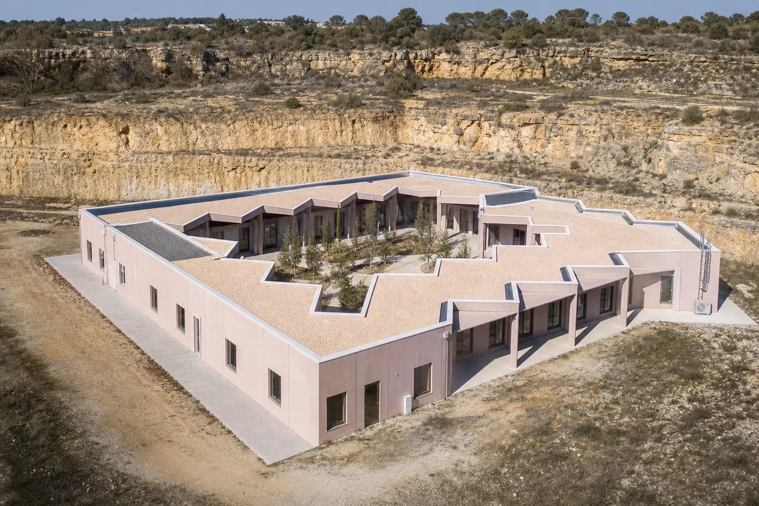 Bâtiment de bureaux préfabriqué 200 dans une ancienne carrière