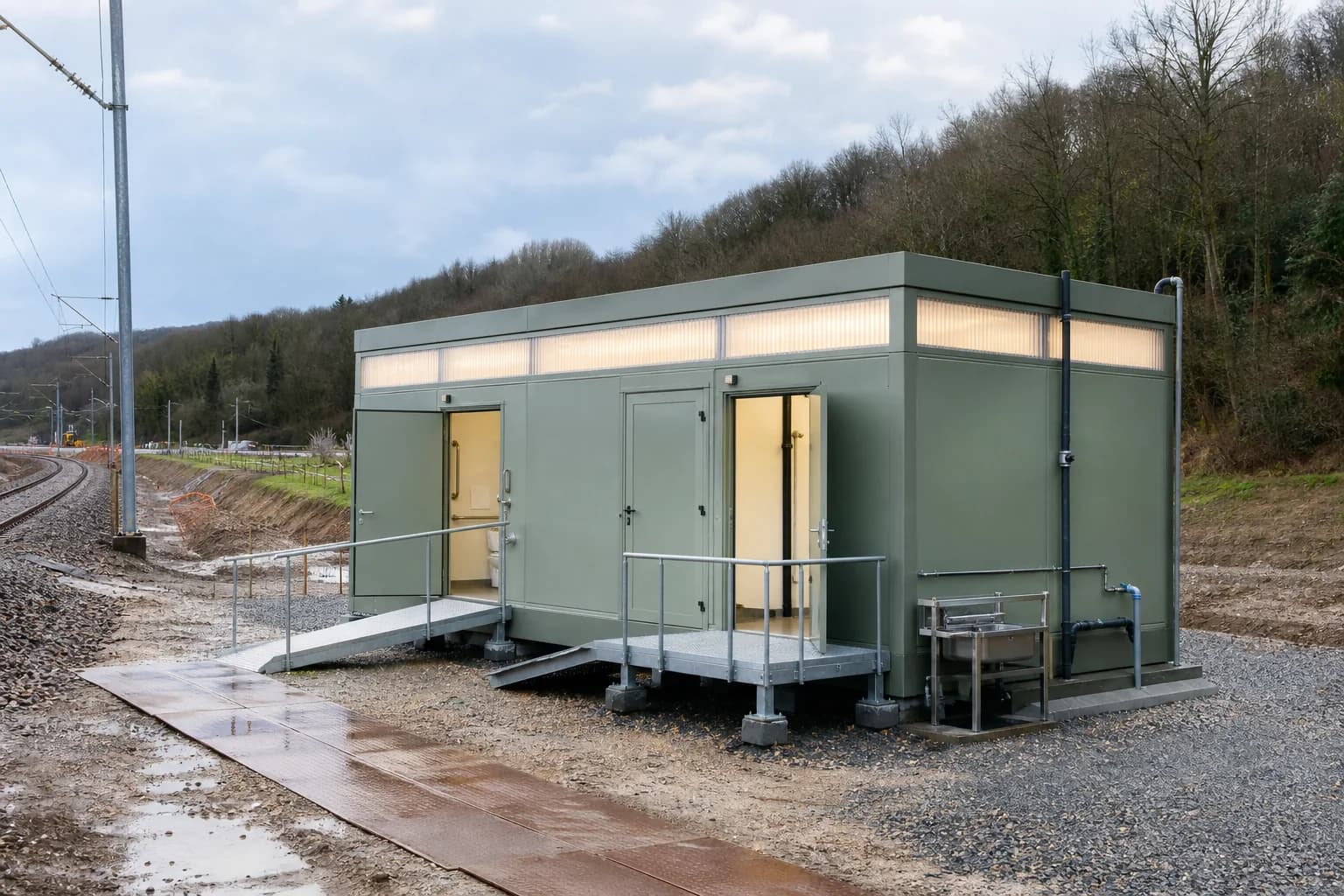 Cabine sanitaire préfabriquée Karmod déposée et raccordée sur un site