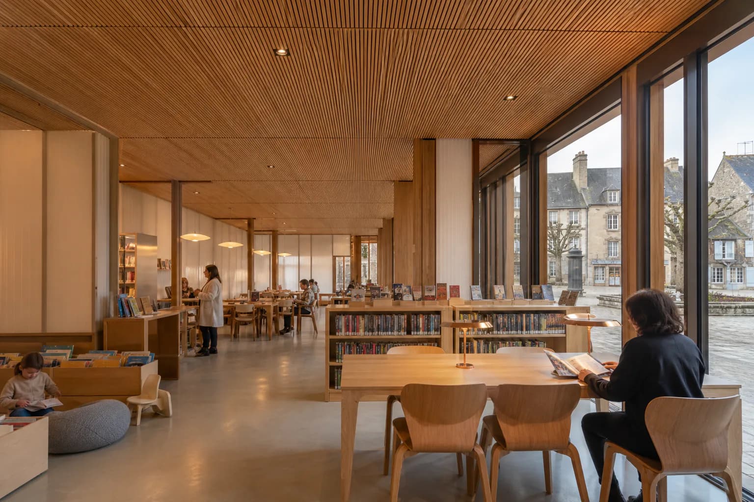 Salle de lecture d'une médiathèque modulaire en Normandie